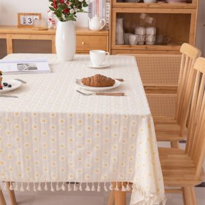 Soft botanical tablecloth with yellow flowers and flowy tassels – perfect for spring and summer