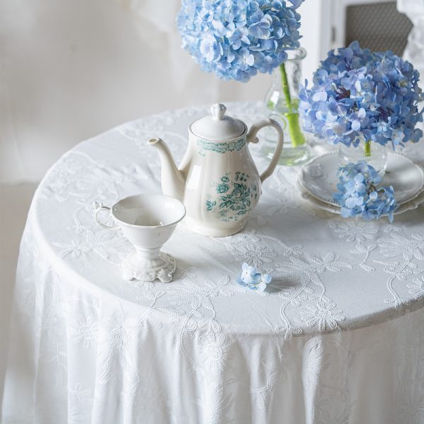 Soft breathable cotton ruffle-edge tablecloth for 6-person dining table