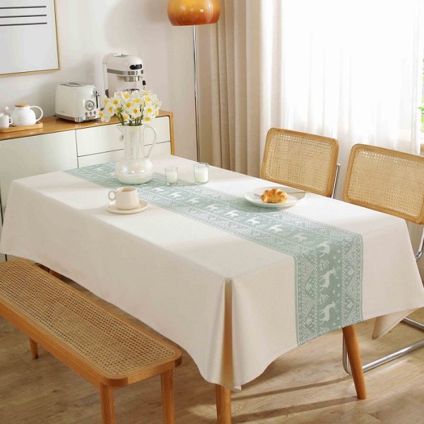 Fitted tablecloth with forest animal print – perfect for winter gatherings and kitchen tables