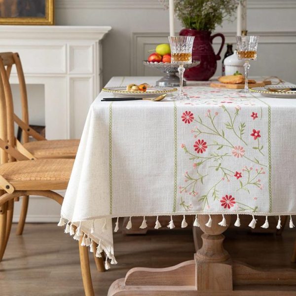 Rustic vintage-style tablecloth for farmhouse decor