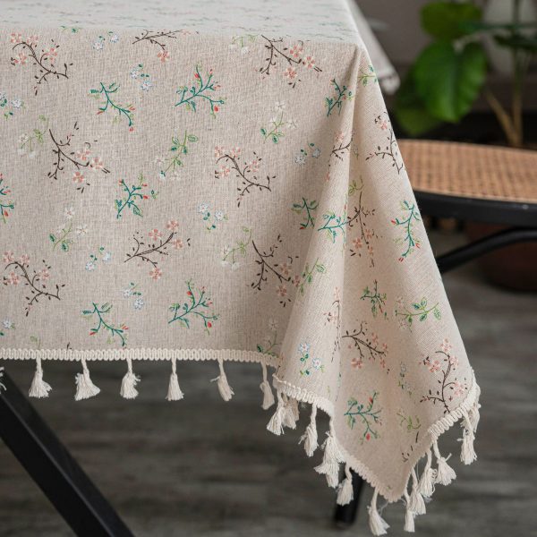Neutral-toned tassel tablecloth with country charm décor